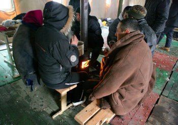 В пункт обогрева на Старосенной наплыв народа (фото)
