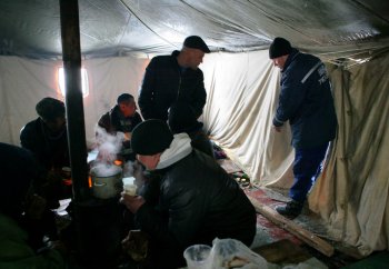В пункт обогрева на Старосенной наплыв народа (фото)