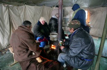 В пункт обогрева на Старосенной наплыв народа (фото)