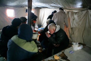 В пункт обогрева на Старосенной наплыв народа (фото)