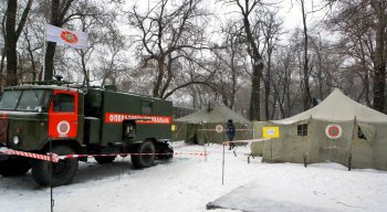 В пункт обогрева на Старосенной наплыв народа (фото)