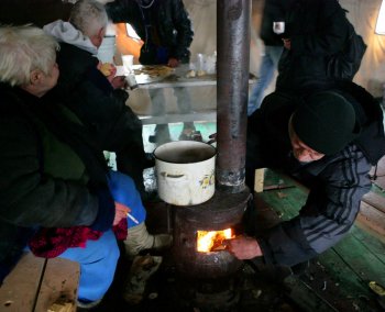 В пункт обогрева на Старосенной наплыв народа (фото)