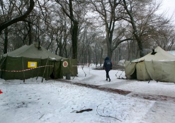В пункт обогрева на Старосенной наплыв народа (фото)