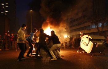 Благополучная Европа: Боснийская полиция разгоняет водометами демонстрантов, штурмующих резиденцию президента