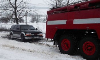 В Одесской области водитель застрял в сугробе, решив сократить дорогу… Работы спасателям прибавилось  
