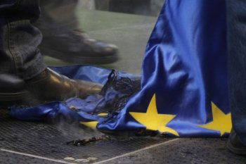 Венгры выбросили флаги ЕС из окна Парламента (видео)