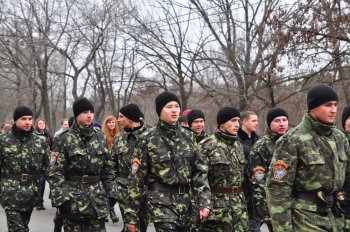 Кивалов вывел на площадь 10 апреля тысячи студентов: Часть одета в военную форму 