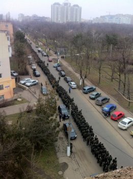 Кивалов вывел на площадь 10 апреля тысячи студентов: Часть одета в военную форму 