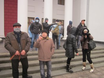 Перед зданием мэрии собрались митингующие