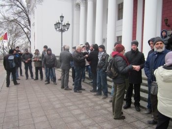 Перед зданием мэрии собрались митингующие