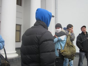 Перед зданием мэрии собрались митингующие