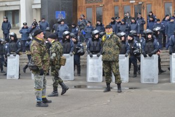Под стенами облгосадминистрации 6 марта