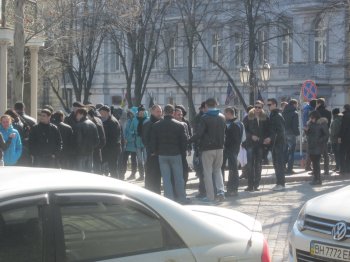 Теперь титушки собираются в двух кварталах от мэрии?