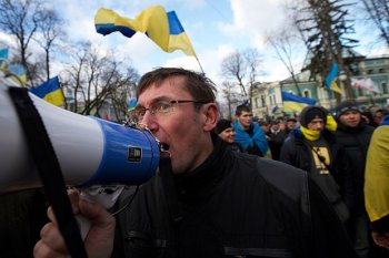 Луценко предлагает разбомбить Крым самолетами НАТО