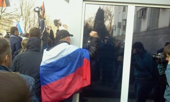 В Донецке народ штурмует СБУ (видео)