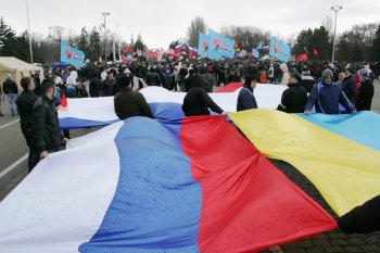 Одесситы несут флаги Украины, России и Крыма (видео)