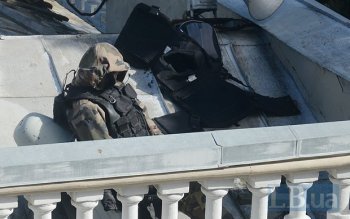 Нардепы теперь работают под прицелом автоматов (фото)