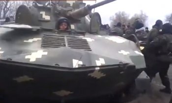 В Луганской области танками давят местных жителей (видео)