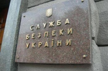 К зданию СБУ одесситы несут покрышки... Будут жечь?