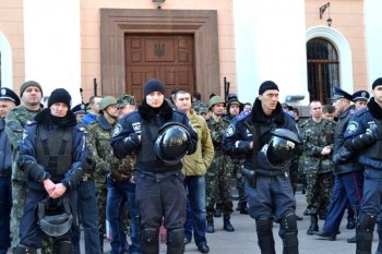 У здания СБУ пока все спокойно (фото)