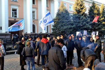 У здания СБУ пока все спокойно (фото)