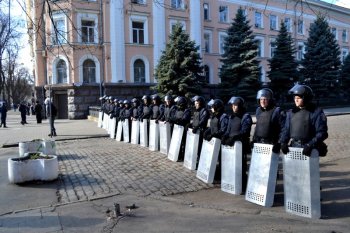 У здания СБУ пока все спокойно (фото)