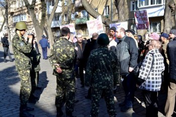 У здания СБУ пока все спокойно (фото)