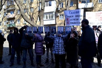 У здания СБУ пока все спокойно (фото)