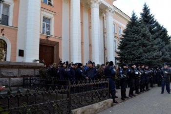 У здания СБУ пока все спокойно (фото)