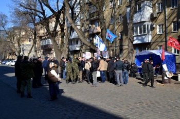 У здания СБУ пока все спокойно (фото)