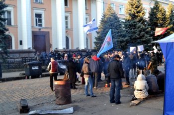 У здания СБУ пока все спокойно (фото)