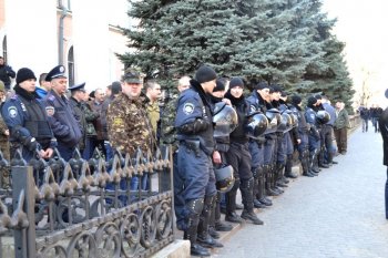 У здания СБУ пока все спокойно (фото)