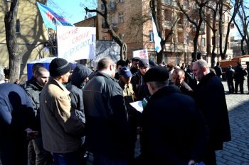 У здания СБУ пока все спокойно (фото)