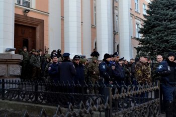У здания СБУ пока все спокойно (фото)