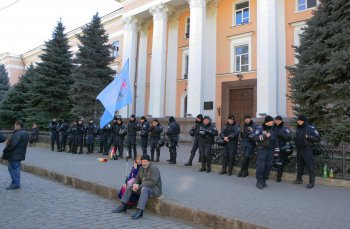 18 марта: У здания регионального УСБУ
