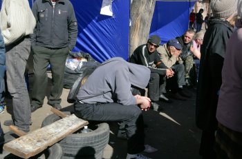18 марта: У здания регионального УСБУ
