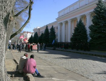 18 марта: У здания регионального УСБУ