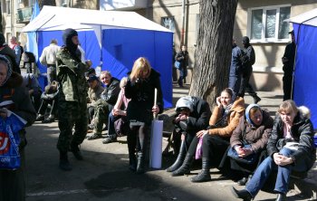 18 марта: У здания регионального УСБУ