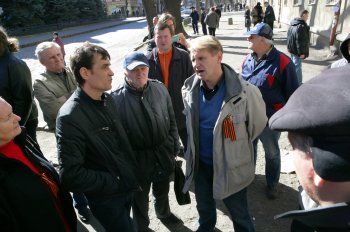 18 марта: У здания регионального УСБУ