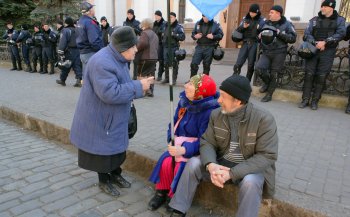 18 марта: У здания регионального УСБУ