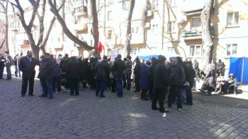 18 марта: У здания регионального УСБУ