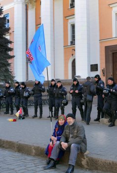 18 марта: У здания регионального УСБУ