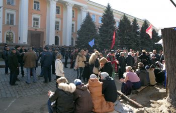 18 марта: У здания регионального УСБУ