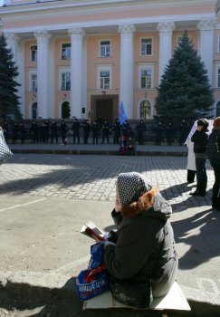 18 марта: У здания регионального УСБУ