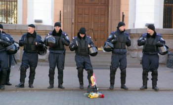 18 марта: У здания регионального УСБУ