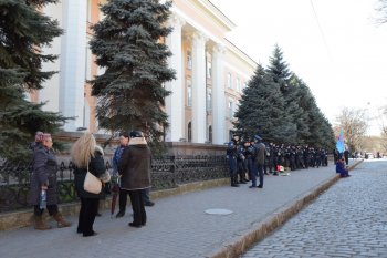 18 марта: У здания регионального УСБУ