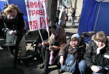 18 марта: У здания регионального УСБУ