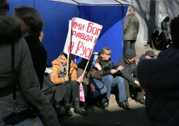 18 марта: У здания регионального УСБУ