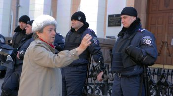 18 марта: У здания регионального УСБУ
