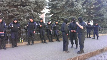 18 марта: У здания регионального УСБУ